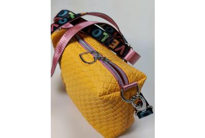 How-to: Sew a simple everyday bag with zipper and adjustable strap 