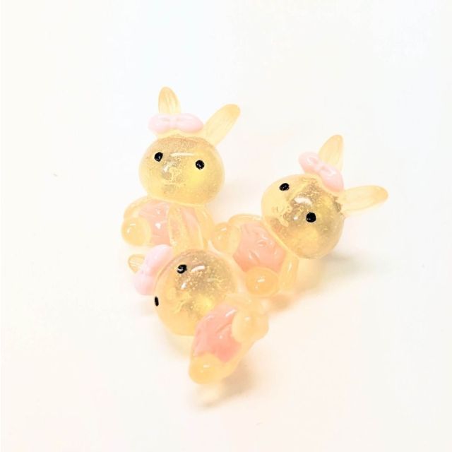 18 mm Resin Button - Bunny with bow (shank) Yellow - 1pcs